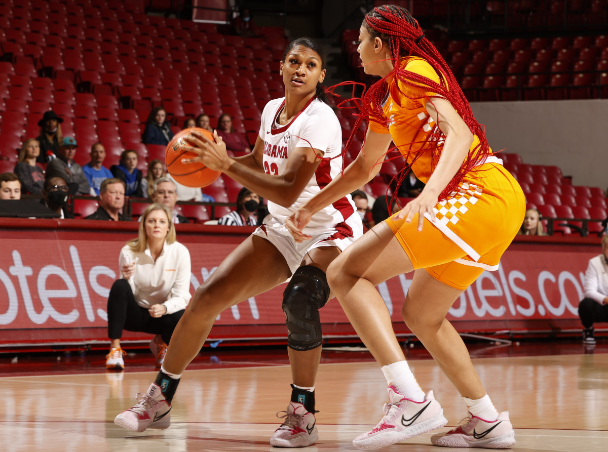 021722_WBB_WadeWarrenKh_Tennessee_RS6996